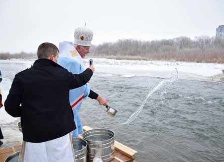 На річці Бистриця Надвірнянська в Івано-Франківську освятили воду