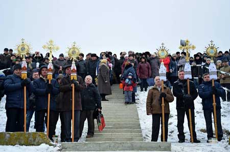 На річці Бистриця Надвірнянська в Івано-Франківську освятили воду