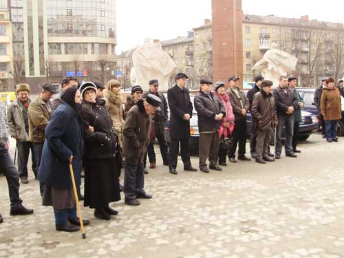 20 інвалідів отримали спецавтомобілі