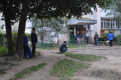 Працівники УЕГГ (зліво) уперто намагались сховатись від об'єктиву фотокамери і ні за яких обставин не називали своїх прізвищ